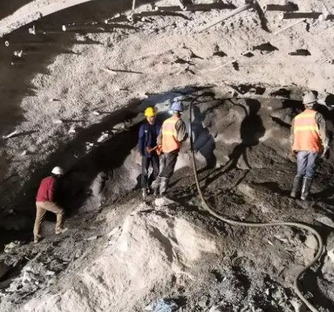 天元拱顶带模注浆料的施工流程及注意事项